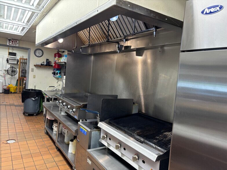 More Photos Of 140 E 12th St, Imperial Restaurant For Sale