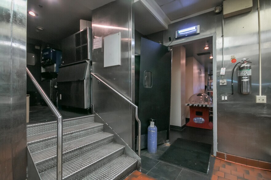 More Photos Of 1111-1113 Walnut St, Philadelphia Storefront For Sale