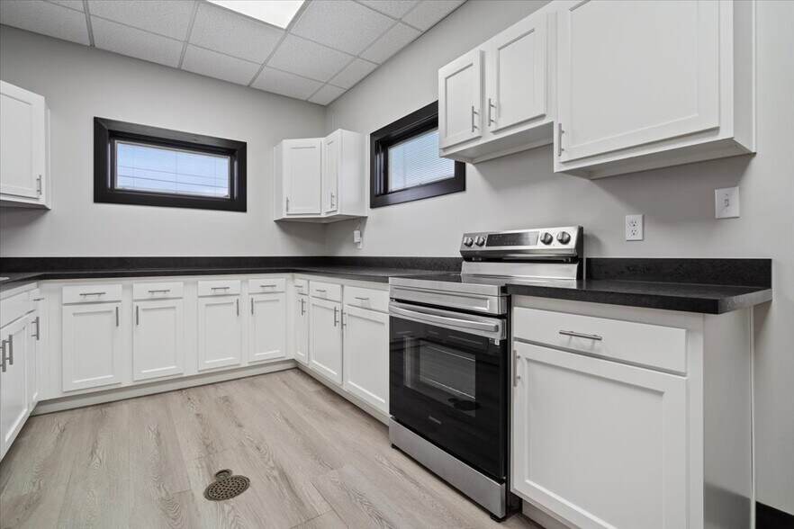 More Photos Of 1415 Shelby St, Indianapolis Office For Sale