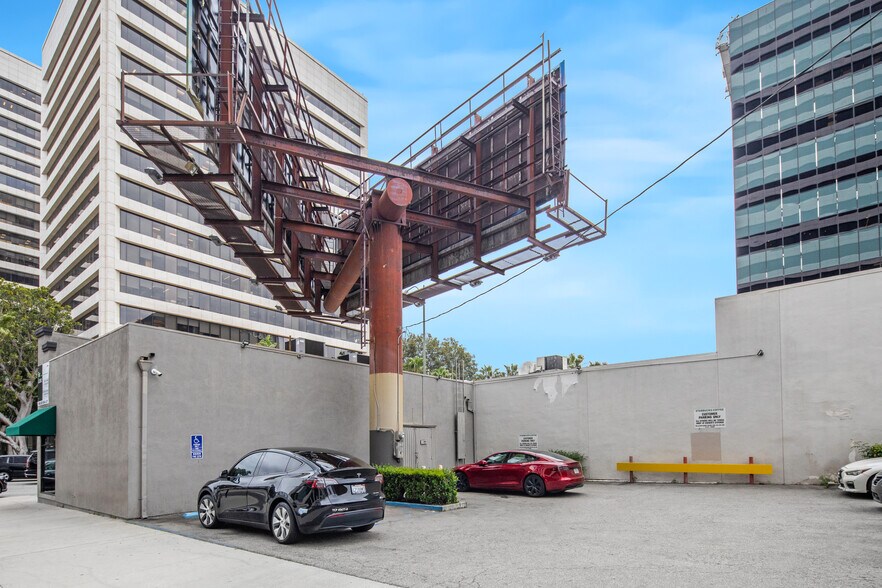 More Photos Of 11155 Santa Monica Blvd, Los Angeles General Retail For Lease