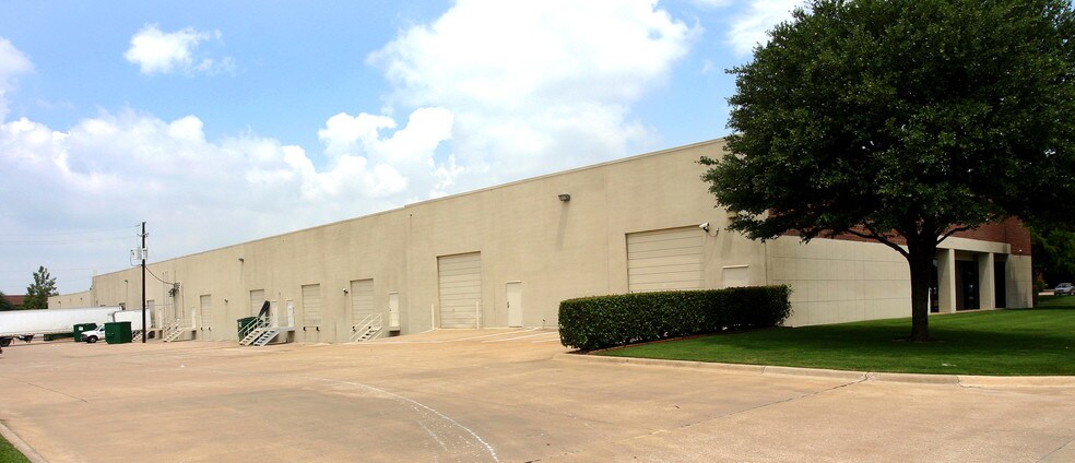 More Photos Of 12002-12046 Forestgate Dr, Dallas Showroom For Lease