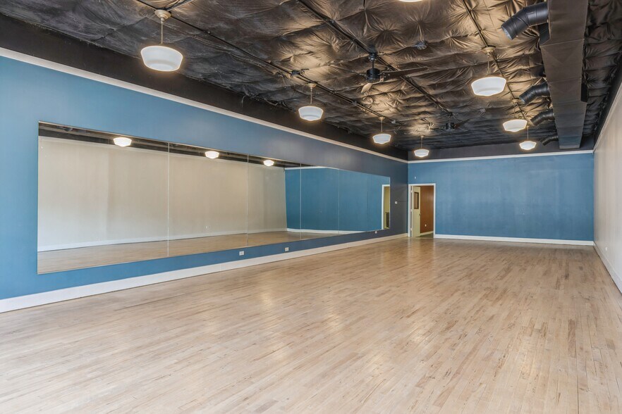 More Photos Of 207 W Northwest Hwy, Barrington Storefront Retail Office For Lease