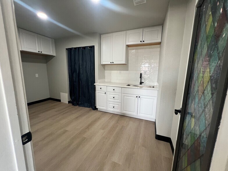 More Photos Of 1702 Santa Fe Dr, Weatherford Flex For Lease