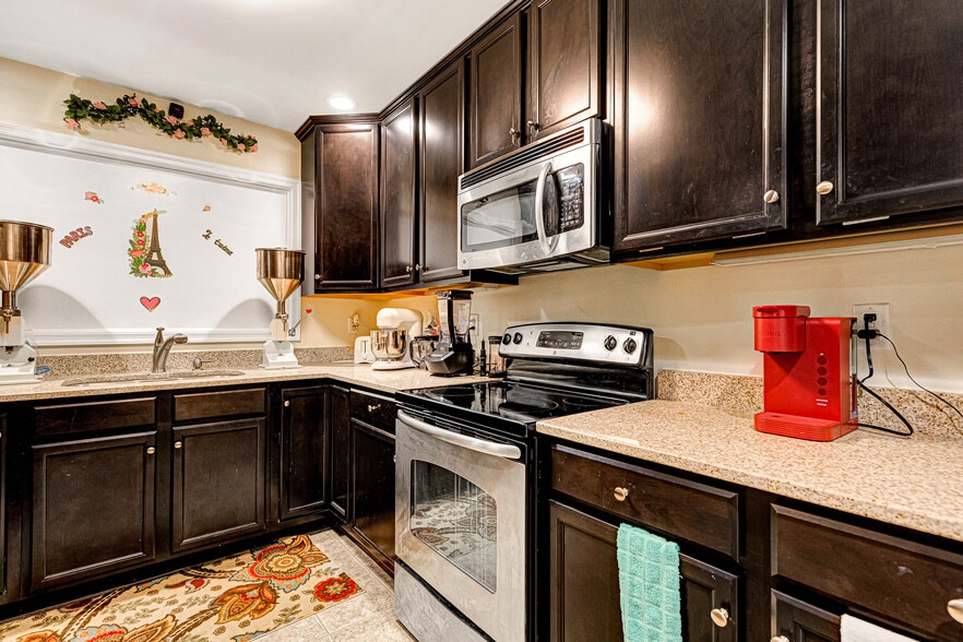 More Photos Of 10 W Williamsburg Rd, Sandston Office For Sale