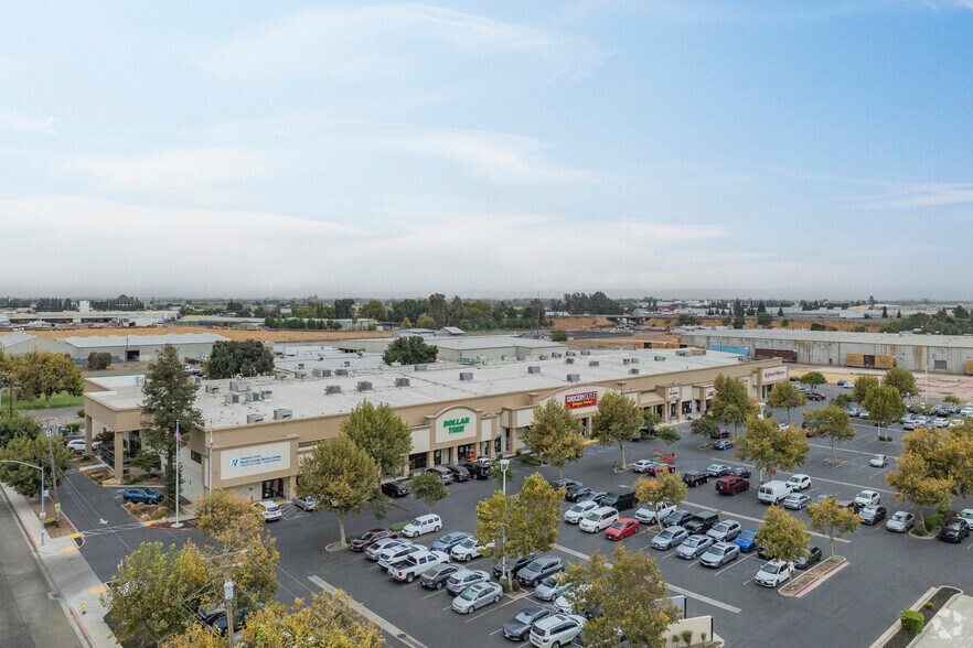Primary Photo Of 1300-1360 W Main St, Turlock General Retail For Lease