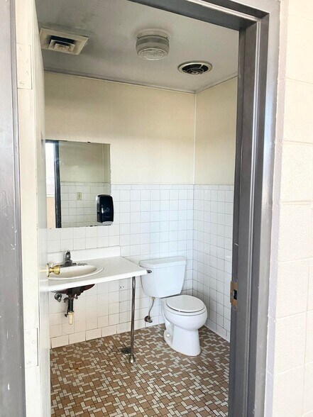 More Photos Of 845 W Washington St, Marshfield Auto Repair For Sale