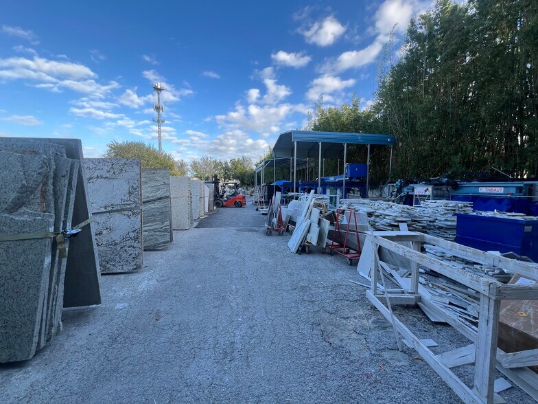 More Photos Of 7704 W Hillsborough Ave, Tampa Warehouse For Lease