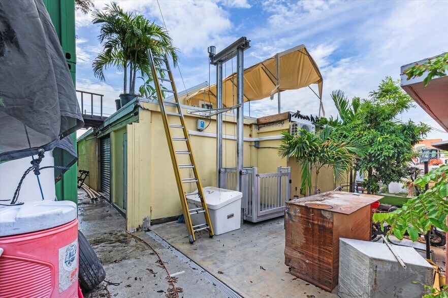 More Photos Of 10699 Aviation Blvd, Marathon General Retail For Sale