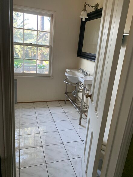 More Photos Of 1826 Wellington Rd, Los Angeles Specialty For Sale
