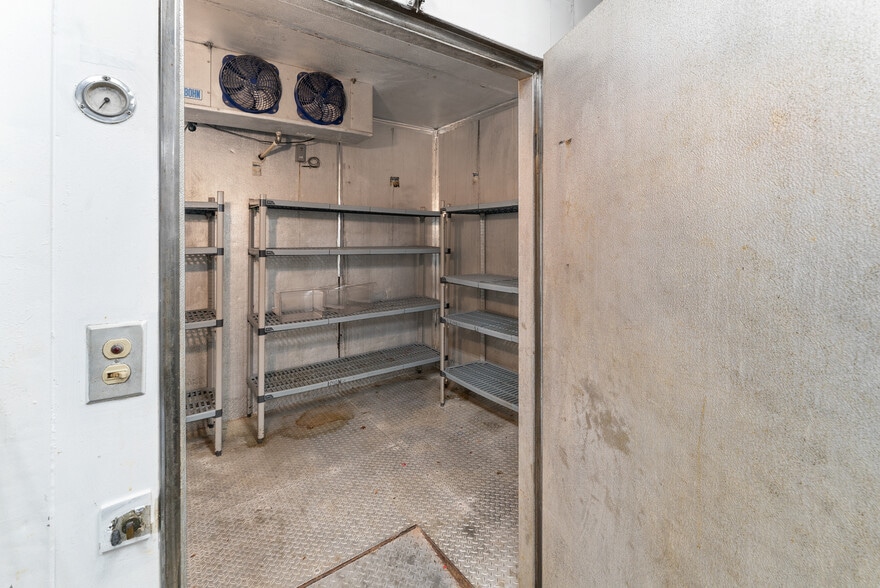 More Photos Of 512 S US Highway 301, Jesup Storefront For Sale