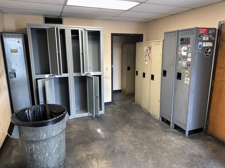 More Photos Of 631 Enon Springs Rd E, Smyrna Industrial For Lease