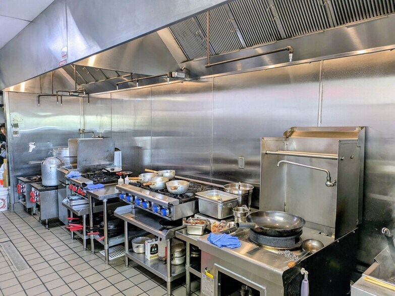 More Photos Of 157 N Twin Oaks Valley Rd, San Marcos General Retail For Lease