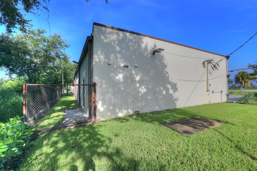 More Photos Of 8801 20th St, Vero Beach Convenience Store For Lease