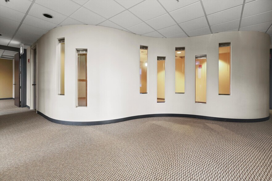 More Photos Of 211 W Wacker Dr, Chicago Office For Sale