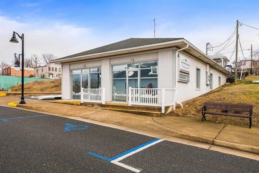 More Photos Of 516 1st St, Shenandoah Medical For Sale