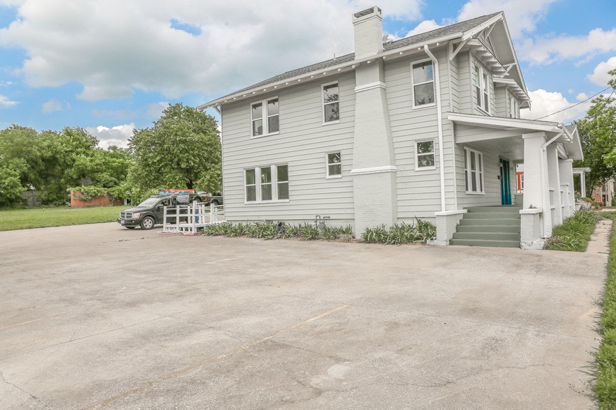 More Photos Of 209 E University Dr, Denton Medical For Lease