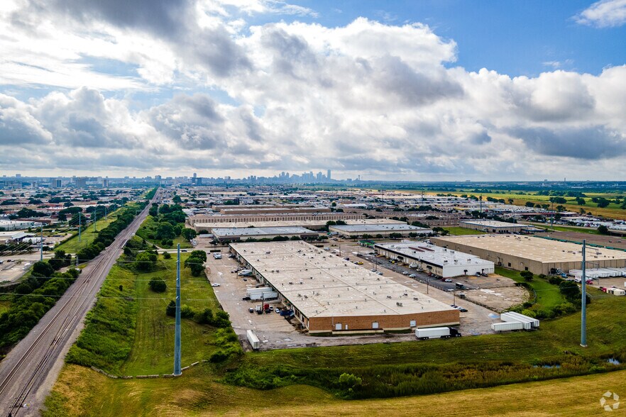 More Photos Of 151 Regal Row, Dallas Warehouse For Lease