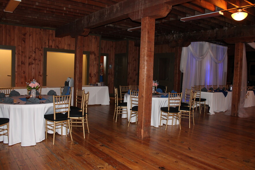 More Photos Of 2600 6th Ave, Troy Showroom For Sale