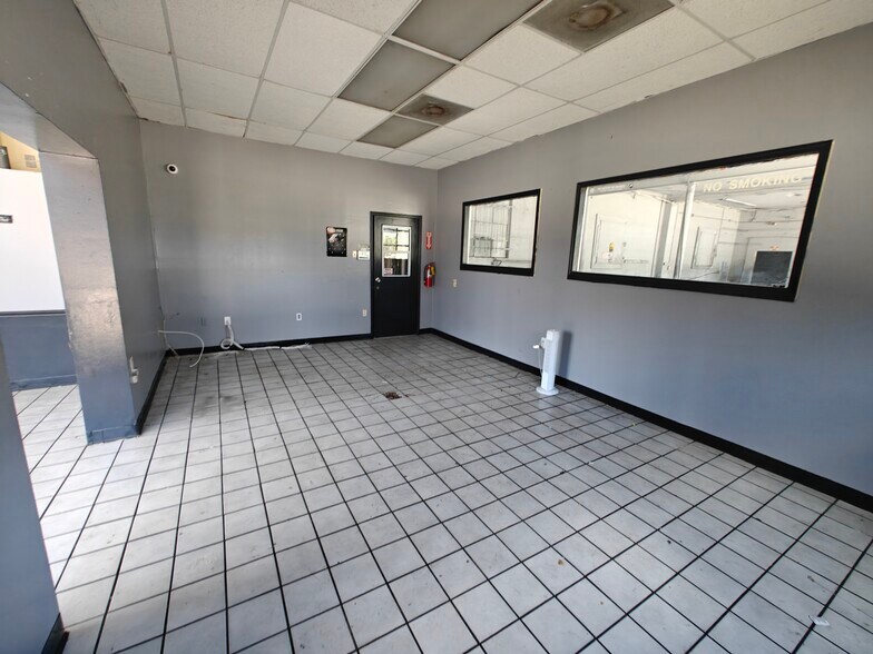 More Photos Of 18300 US Highway 19 N, Clearwater Auto Repair For Lease