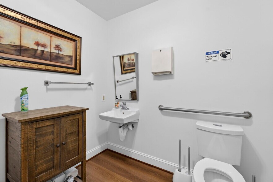 More Photos Of 10130-10134 Colvin Run Rd, Great Falls Medical For Lease