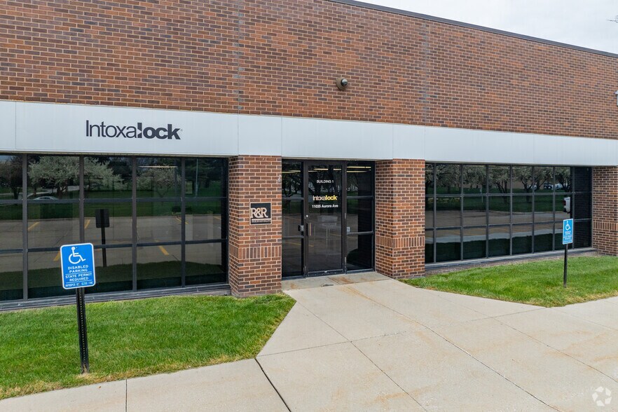 More Photos Of 11001-11071 Aurora Ave, Urbandale Flex For Lease