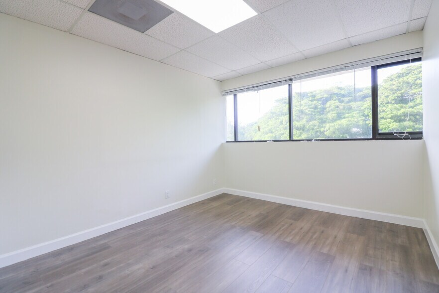 More Photos Of 501 Golden Isles Dr, Hallandale Beach Office For Lease