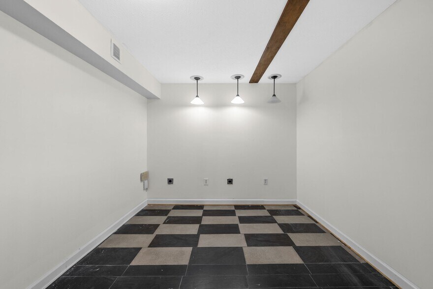 More Photos Of 124 10th St, Clarksville Flex For Sale