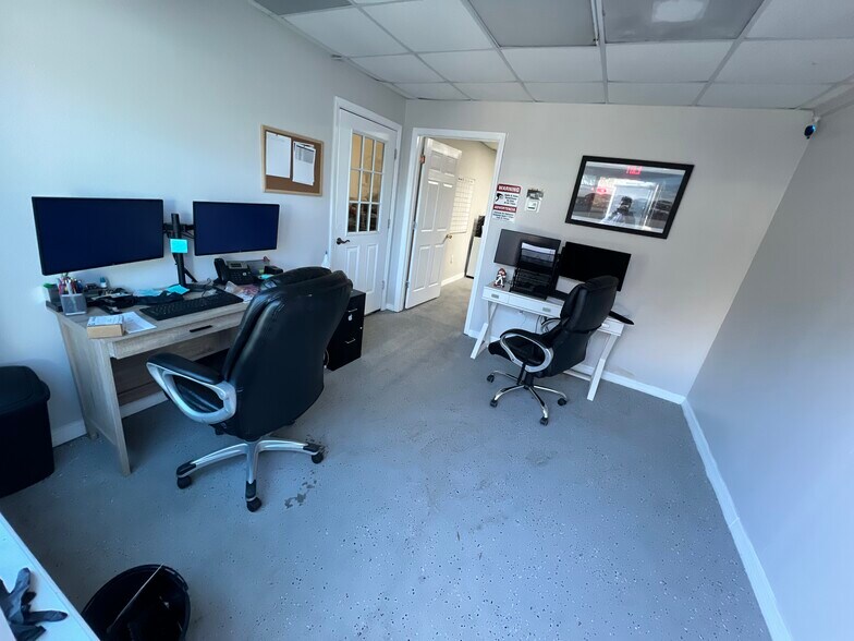 More Photos Of 1404 Hamlin Ave, Saint Cloud Warehouse For Lease