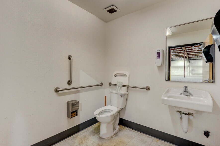 More Photos Of 575-585 Reactor Way, Reno Distribution For Lease