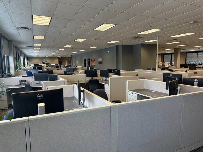 More Photos Of 555 Riverwalk Pky, Tonawanda Distribution For Lease