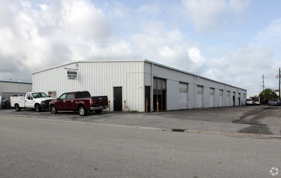 More Photos Of 306 Warfield Ave, Venice Warehouse For Lease