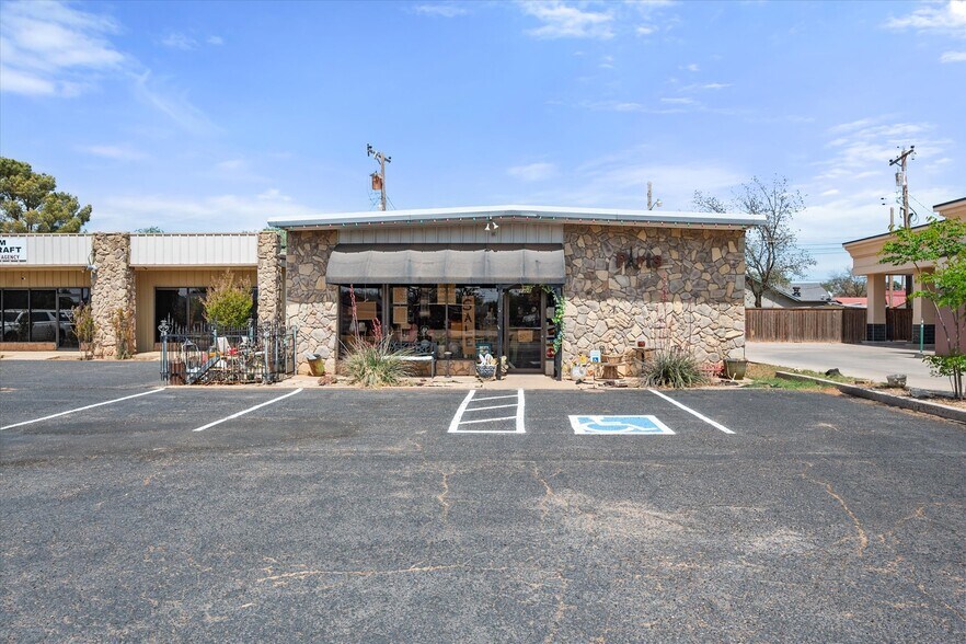 More Photos Of 1926 W Lockwood St, Tahoka General Retail For Sale