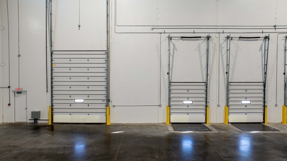 More Photos Of 245 Paterson Plank Rd, Carlstadt Distribution For Lease