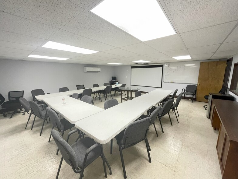 More Photos Of 7519 E Pine St, Tulsa Warehouse For Sale