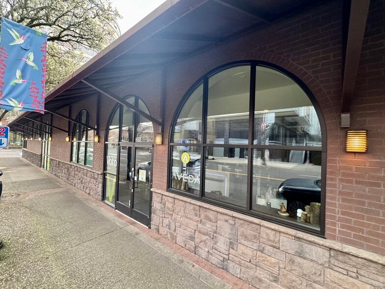More Photos Of 205 W 6th St, Vancouver Convenience Store For Lease