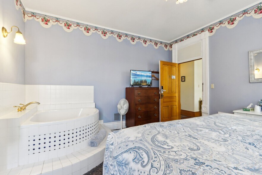 More Photos Of 910 River Rd, Wisconsin Dells Hotel For Sale