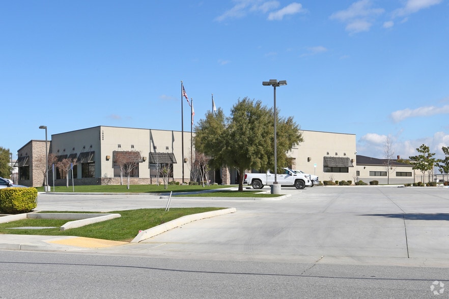 More Photos Of 19466 Flightpath Way, Bakersfield Light Distribution For Lease