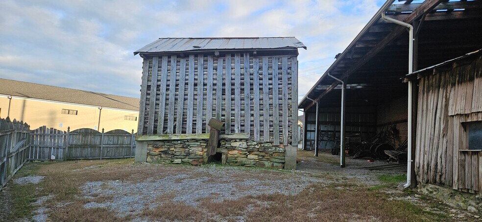 More Photos Of 306 W Main St, South Hill Flex For Lease