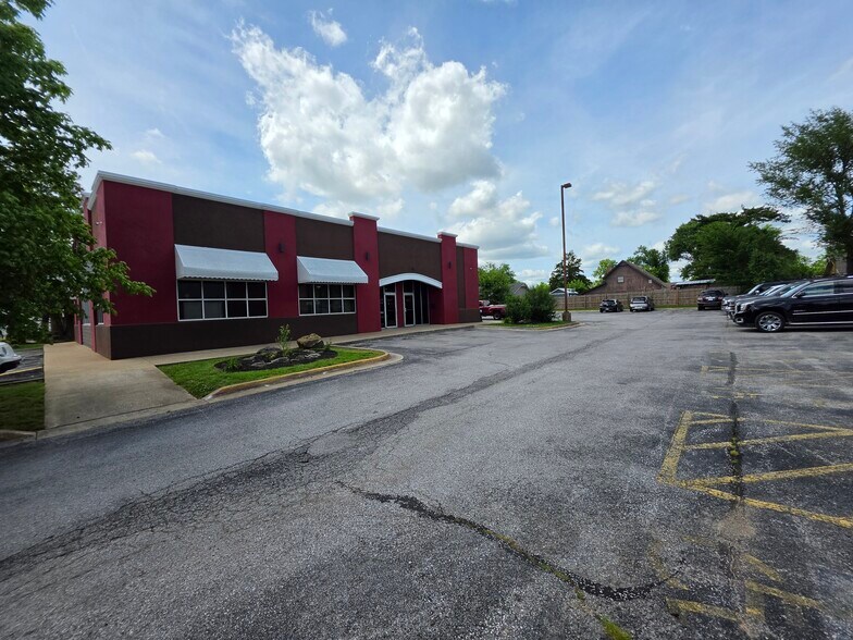 More Photos Of 2813 W Walnut St, Rogers Restaurant For Sale
