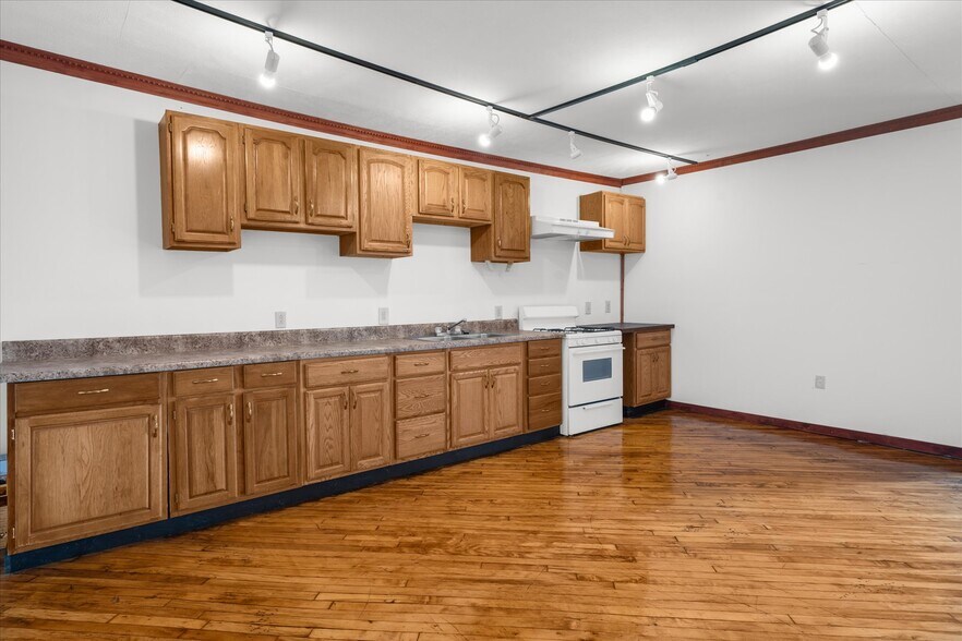 More Photos Of 102 S Richmond St, Fleetwood Warehouse For Sale