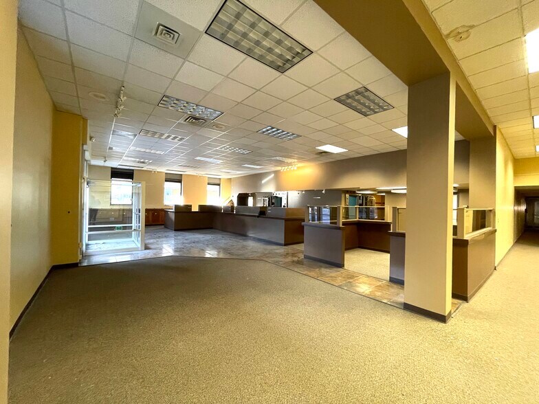 More Photos Of 300 E Main St, Pullman Bank For Sale