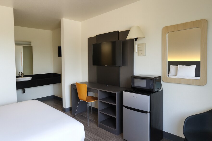 More Photos Of 2300 Cleveland Ave N, Saint Paul Hotel For Sale
