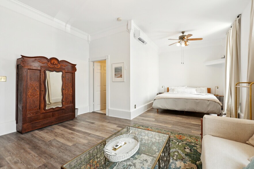 More Photos Of 4 Depot st, Elgin Hotel For Sale