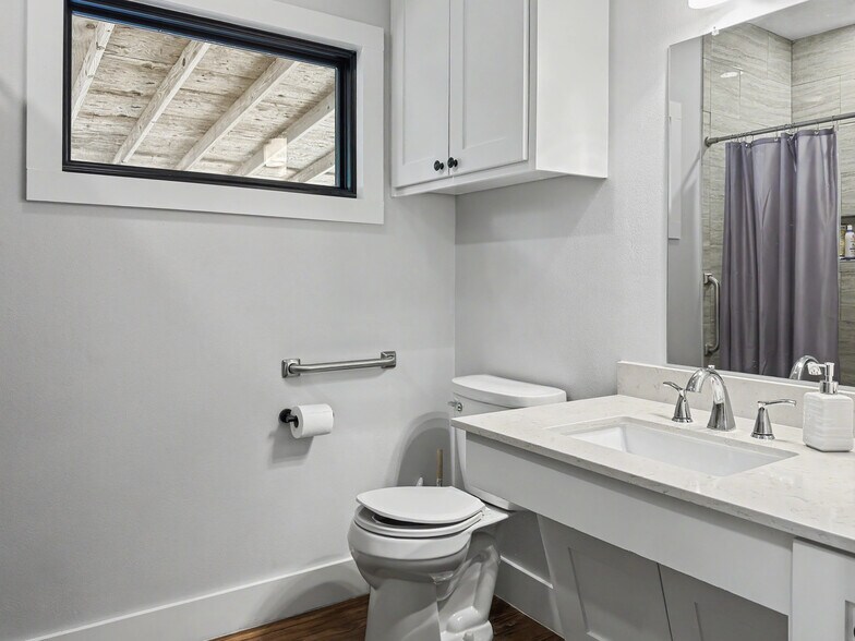 More Photos Of 2506 E Cesar Chavez St, Austin Office For Lease