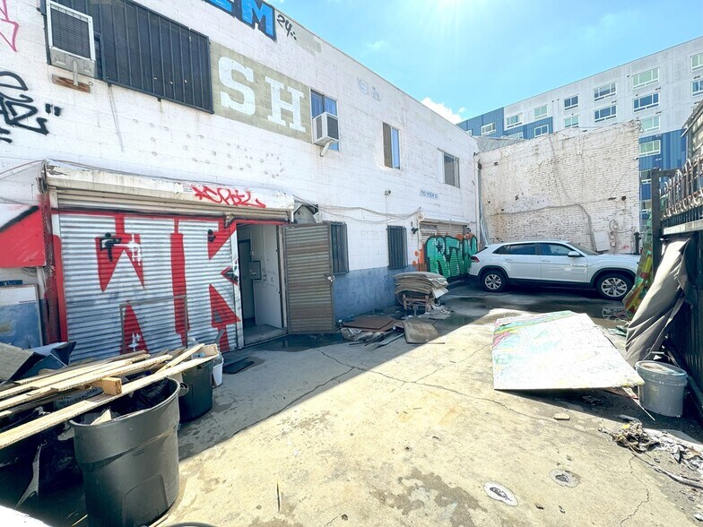 More Photos Of 1155-1157 S Main St, Los Angeles General Retail For Lease