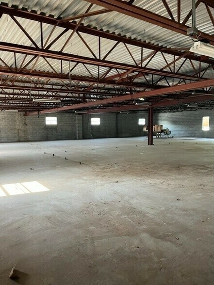More Photos Of 261 Kensington Rd, Berlin Manufacturing For Lease