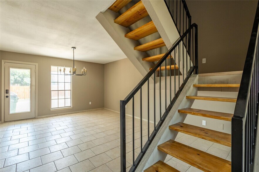 More Photos Of 1804 SW Barnard St, Glen Rose Apartments For Sale