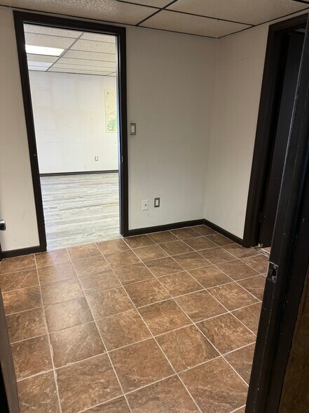 More Photos Of 100 E 1st St, Grove Self Storage For Sale