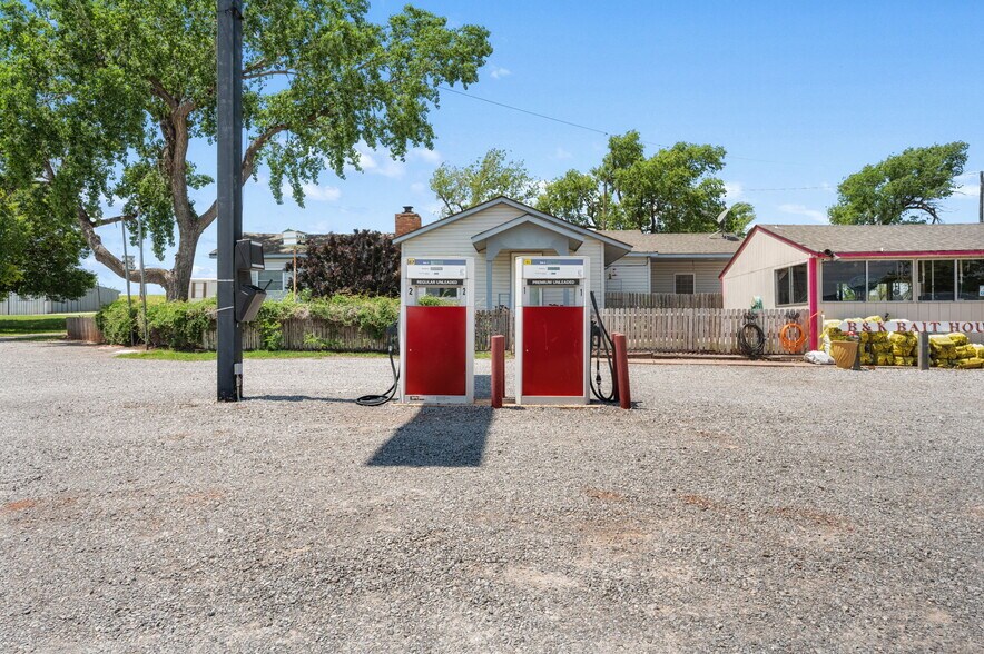 More Photos Of 10277 N 2130 Rd, Foss Convenience Store For Sale