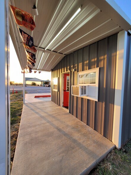 More Photos Of 101 W Main St, Geronimo General Retail For Lease